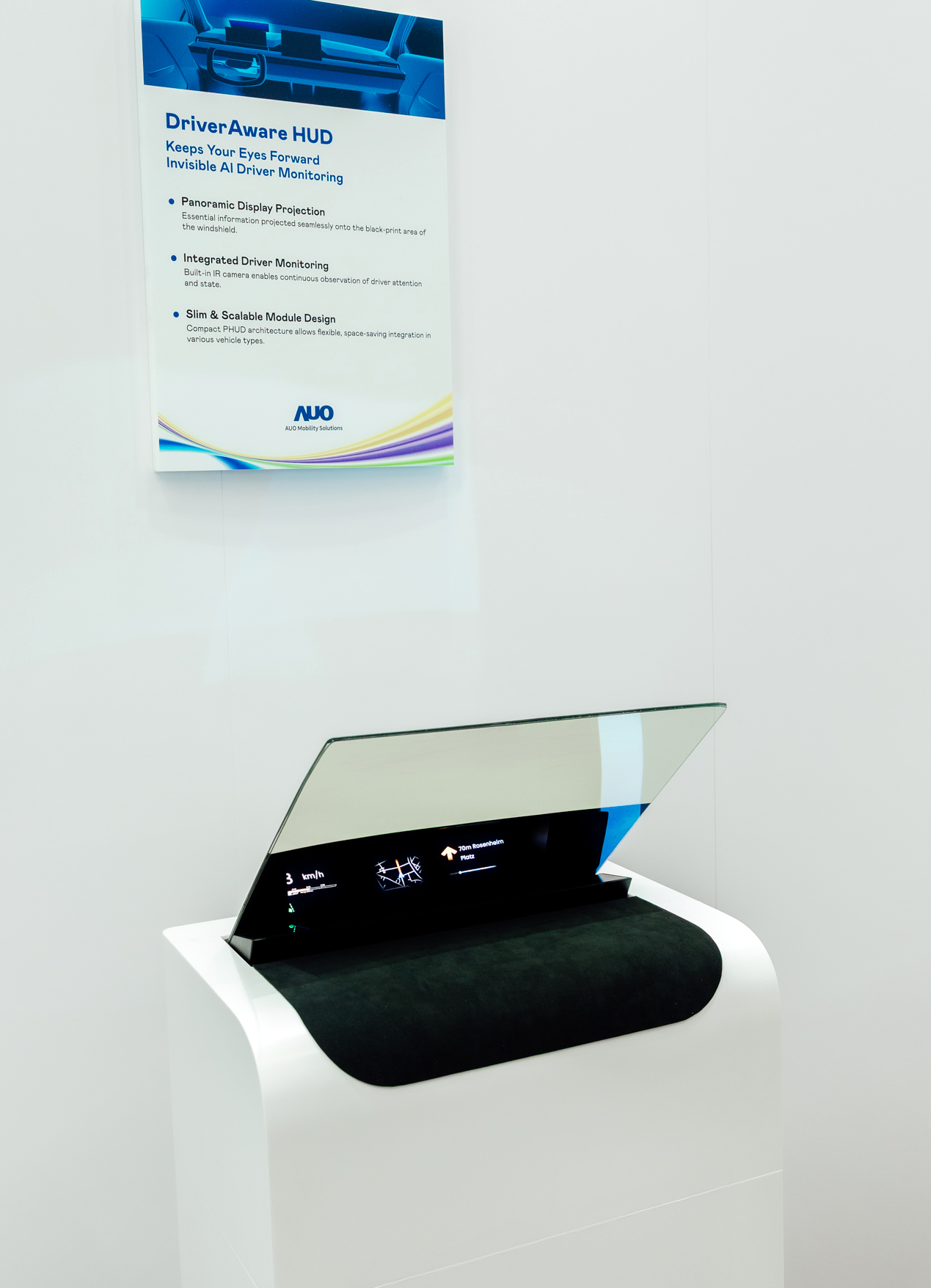 DriverAware HUD结合抬头显示器与隐藏式红外线摄影机，将车速、导航及警示讯息投影于挡风玻璃上，完美对齐驾驶目不离路的视线，同时，透过AI 监控驾驶注意力以提升安全性。